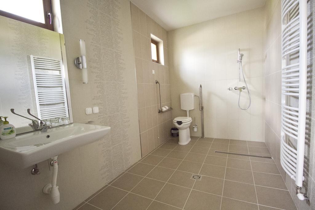 Tok-Jo Vendeghaz Hotel Goncruszka Room photo